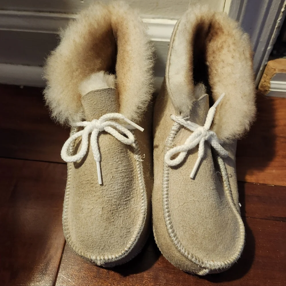 Cozy Kids Beige Shearling Booties Size 1.5 or 2 Measures 8 Inches
